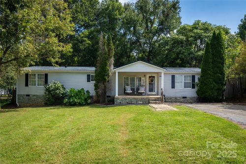 2293 Crestview St, Morganton, NC, 28655-8916 | Card Image