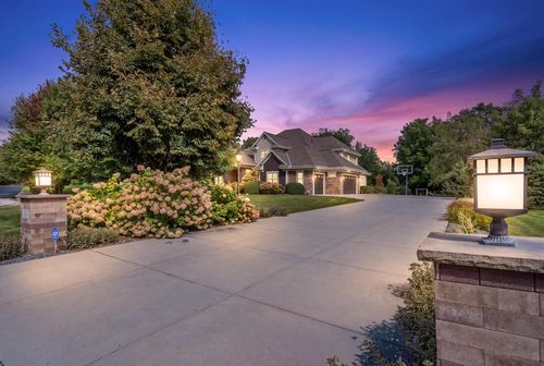 11542 N Creekside Ct, MEQUON, WI, 53092-4379 | Card Image