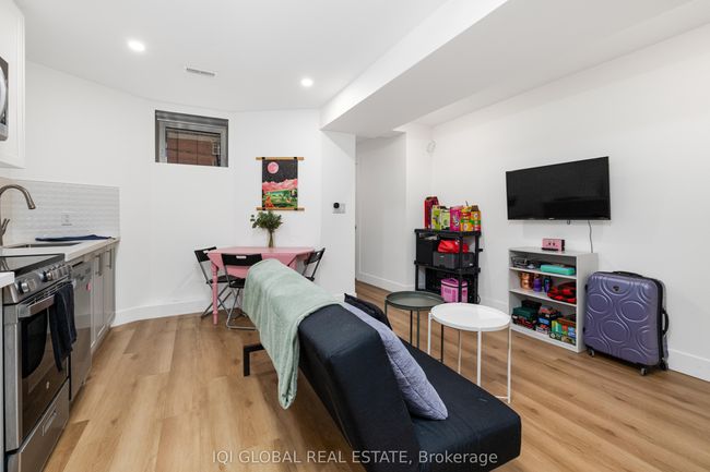 1502 Dufferin St, Home with 2 bedrooms, 1 bathrooms and 1 parking in Toronto ON | Image 7