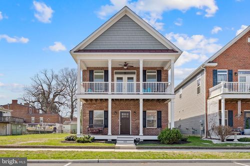 605 Front St, DELAWARE CITY, DE, 19706-7813 | Card Image