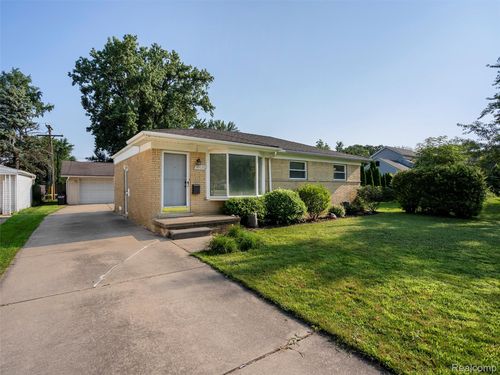 30036 5 Mile Rd, Livonia, MI, 48154-3712 | Card Image