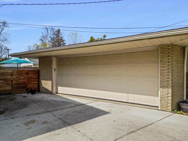 Oversized 2 car garage | Image 21