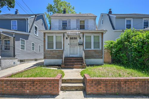 18806 Mangin Ave, Saint Albans, NY, 11412-2318 | Card Image