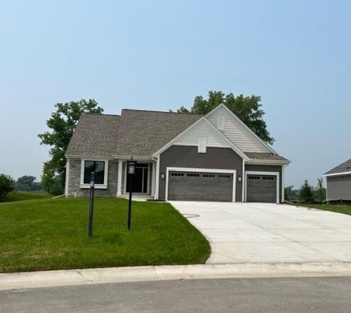 2512367 Valleyview Cir, Pewaukee, WI, 53072 | Card Image
