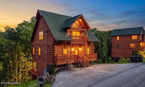 2225 Wingspan Dr, Sevierville, TN, 37876-8011 | Card Image