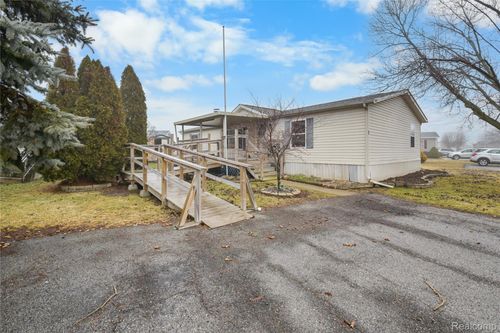 9072 Greentree Dr, Newport, MI, 48166-9552 | Card Image