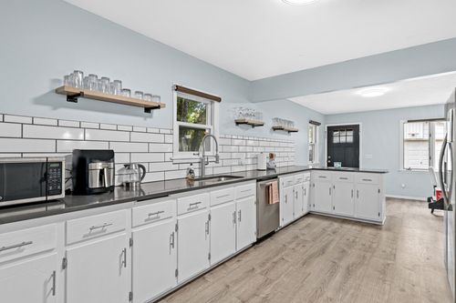 618 Holmes St S, Shakopee, MN, 55379-2360 | Card Image