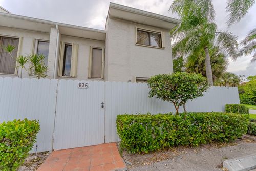 626-626 Ne 195th St, Miami, FL, 33179-3300 | Card Image