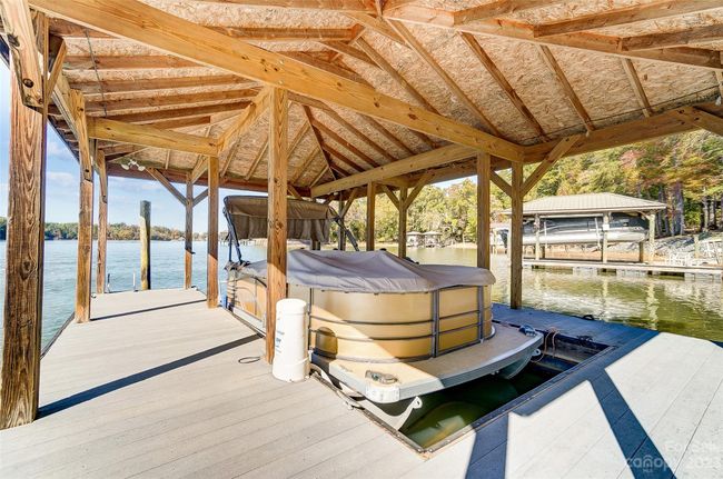 Covered dock with lift | Image 38