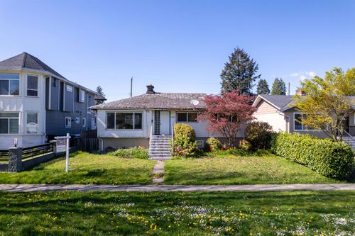 7975 16th Ave, Burnaby, BC, V3N1R4 | Card Image