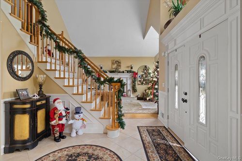 2 Pondside Ct, Mount Sinai, NY, 11766-3425 | Card Image