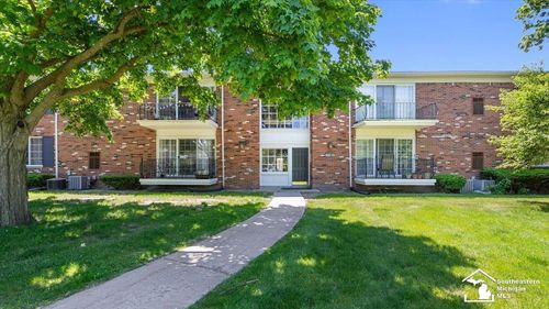 490 Fox Hills Dr N, Bloomfield Hills, MI, 48304-1337 | Card Image