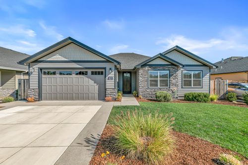 3275 Fallen Oak Dr, Medford, OR, 97504-5942 | Card Image