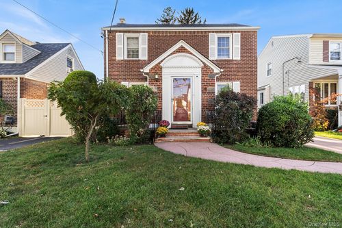 305 White Road, North Hempstead, NY, 11501 | Card Image