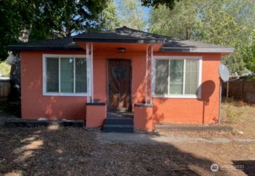 212 W 4th St, Tonasket, WA, 98855-8600 | Card Image