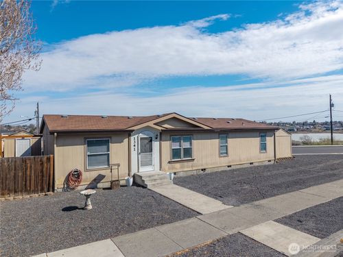 1341 W Columbia Ave, Moses Lake, WA, 98837-2036 | Card Image