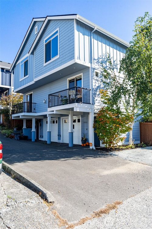 a-3043 59th Ave Sw, Seattle, WA, 98116-4722 | Card Image