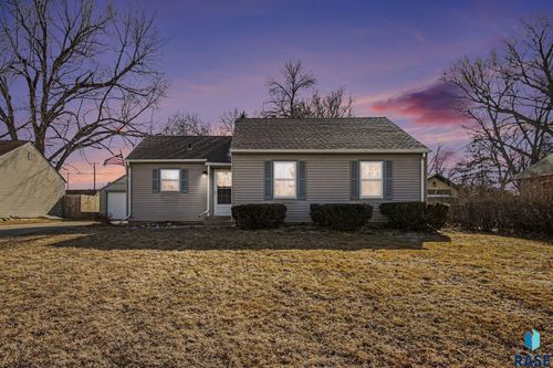 2105 W 21st St Street, Sioux Falls, SD, 57105 | Card Image