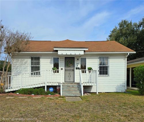 1105 E 5th St, Alice, TX, 78332-3807 | Card Image