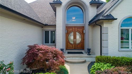 18970 Bedford Dr, Clinton Twp, MI, 48038-4970 | Card Image