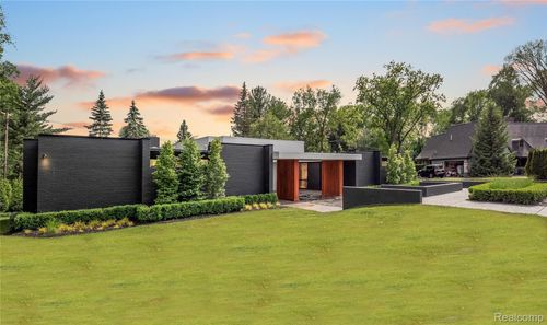 3467 Sutton Pl, Bloomfield Hills, MI, 48301-2048 | Card Image
