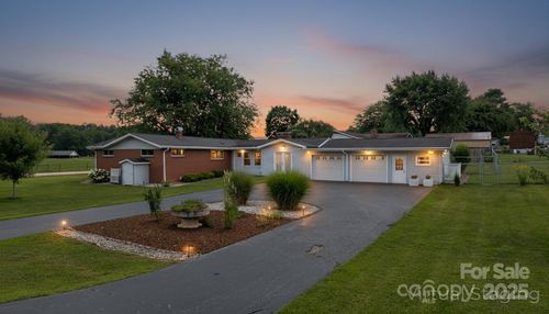 10 Moland Dr, Etowah, NC, 28729-8741 | Card Image