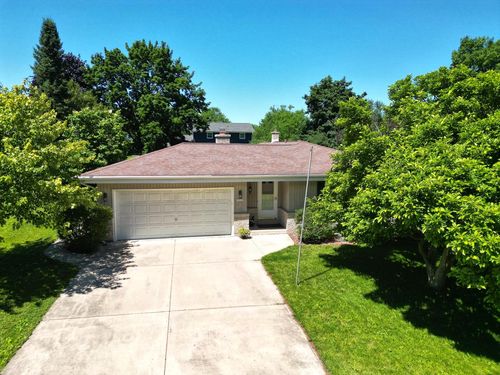 10520 W Monastery Drive, Franklin, WI, 53132 | Card Image