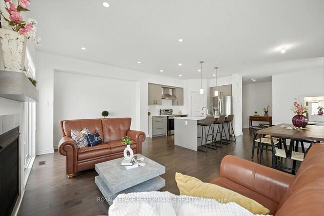 665 Cordelette Cir, House attached with 3 bedrooms, 3 bathrooms and 4 parking in Orleans ON | Image 16