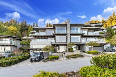 2761 Highview Pl, Home with 3 bedrooms, 3 bathrooms and null parking in West Vancouver BC | Image 1