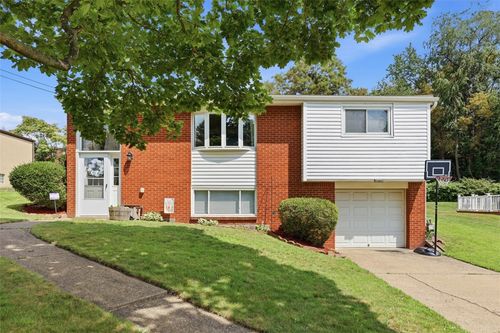 200 Rosemont Dr, Coraopolis, PA, 15108-2412 | Card Image
