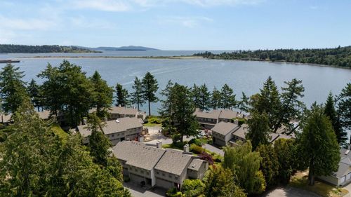 3-2654 Lancelot Pl, Central Saanich, BC, V8M1V3 | Card Image