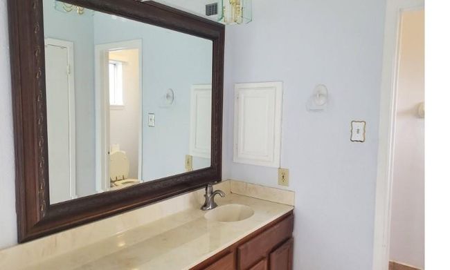 primary dressing area | Image 10