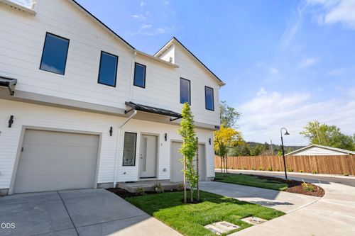 2-2024 Sunset Dr, Medford, OR, 97501-4292 | Card Image
