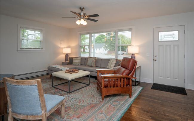 1560 W Main Rd, Home with 3 bedrooms, 1 bathrooms and 4 parking in Middletown RI | Image 4