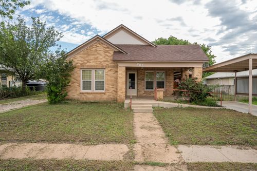 902 N 10th St, Ballinger, TX, 76821-3636 | Card Image