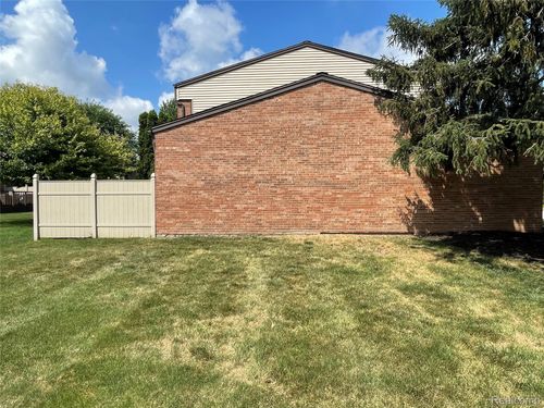 1958 Roman Ct, Warren, MI, 48092-2132 | Card Image