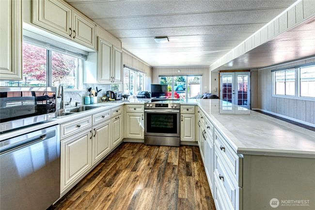 Stainless newer appliances in great shape. | Image 14