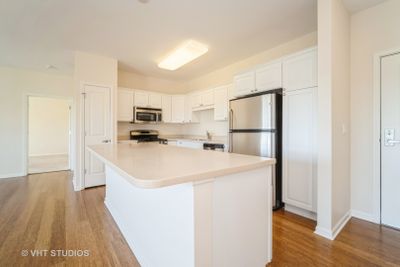 Huge island for pulling up kitchen stools. | Image 3