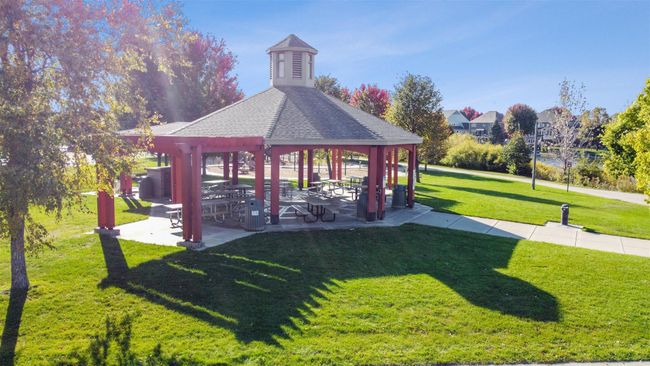 Have fun summer picnics at the Lakeside Commons only 5 mins away. | Image 24