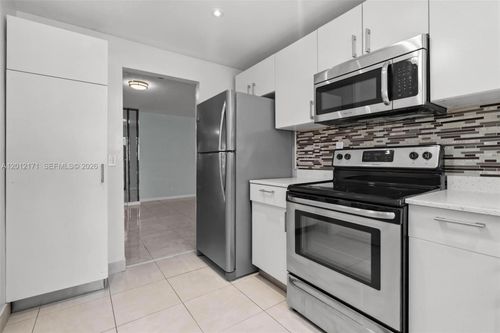 2h-950 Ne 199th St, Miami, FL, 33179-3057 | Card Image
