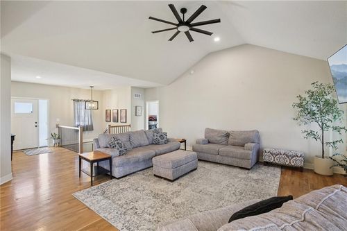 594 Oakwood Ln, Tonganoxie, KS, 66086-7807 | Card Image