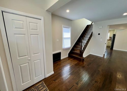 5 Lawrence Ave, Lynbrook, NY, 11563-1827 | Card Image