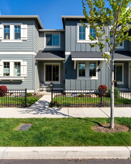 4572 Sw 37th St, Redmond, OR, 97756-6517 | Card Image