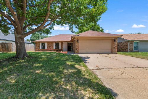 6211 Minuteman Ln, Arlington, TX, 76002-2715 | Card Image
