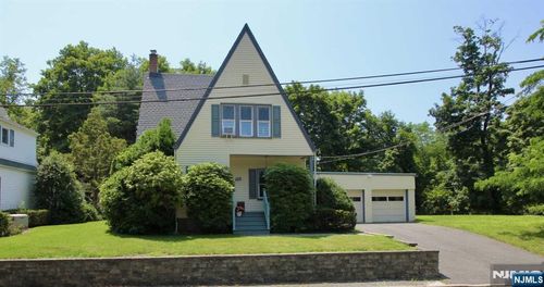 6 Cottage Pl, Allendale, NJ, 07401-1604 | Card Image