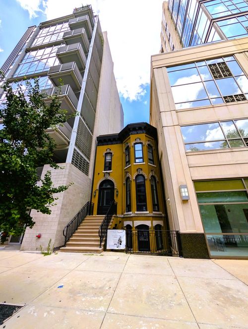 1003-150 W Superior St, Chicago, IL, 60654-8717 | Card Image