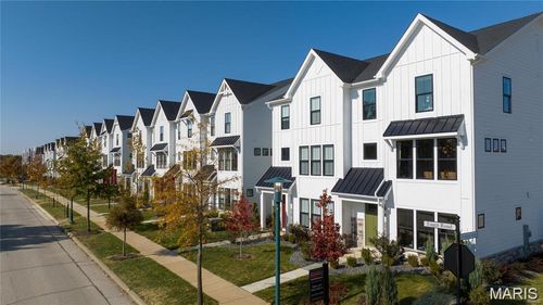 66-302-16543 Yellowwood Dr, Chesterfield, MO, 63005-4371 | Card Image