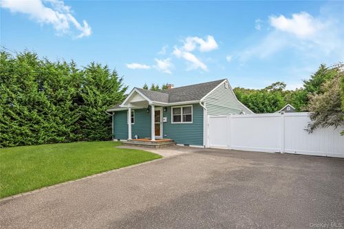 28 Academy Ln, Oakdale, NY, 11769-1828 | Card Image