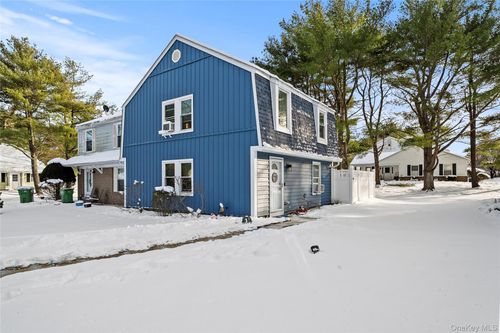 61 Federal Ln, Coram, NY, 11727-1620 | Card Image