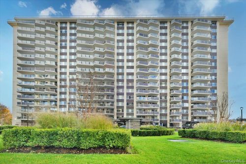 ste-2g-18-15 215th St, Bayside, NY, 11360-2110 | Card Image